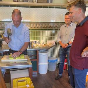 Landrat Ralf Hänsel stempelt Seifen unter den Blicken von Weinböhlas Bürgermeister Siegfried Zenker (hinten) und Dirk Schneider (rechts) © Landratsamt Meißen, Sven Schneider Landrat Ralf Hänsel stempelt Seifen unter den Blicken von Weinböhlas Bürgermeister Siegfried Zenker (hinten) und Dirk Schneider (rechts)